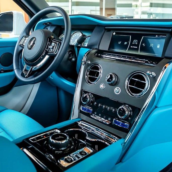 Подержанный Rolls-Royce Cullinan Black Badge I, 6.7 л, 2022 в Дубае от Q Motors Белый цвет. GCC | AUTO.AE