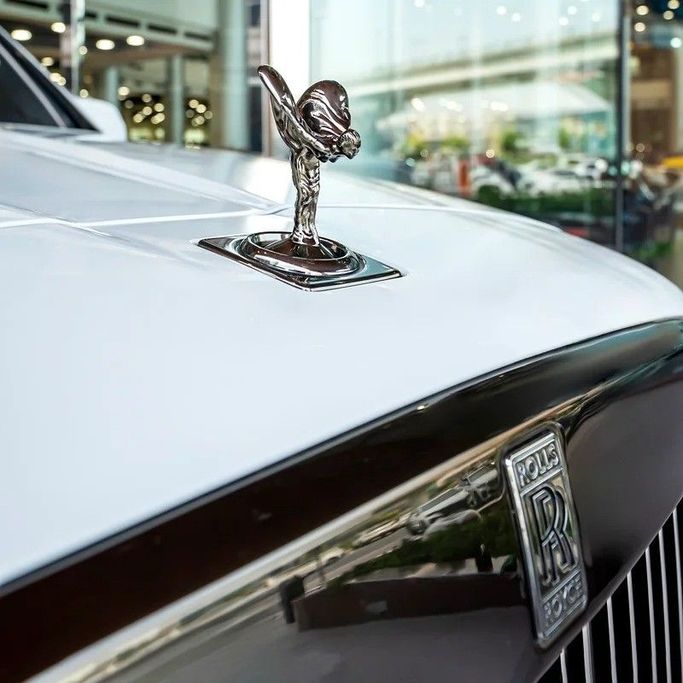 Подержанный Rolls-Royce Cullinan Black Badge I, 6.7 л, 2022 в Дубае от Q Motors Белый цвет. GCC | AUTO.AE