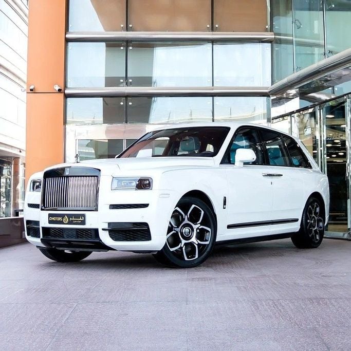 Подержанный Rolls-Royce Cullinan Black Badge I, 6.7 л, 2022 в Дубае от Q Motors Белый цвет. GCC | AUTO.AE