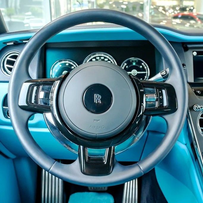 Подержанный Rolls-Royce Cullinan Black Badge I, 6.7 л, 2022 в Дубае от Q Motors Белый цвет. GCC | AUTO.AE