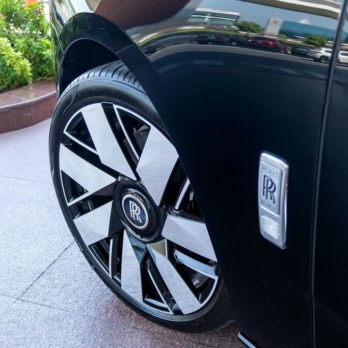 Подержанный Rolls-Royce Cullinan I Рестайлинг, 6.7 л, 2025 в Дубае от Q Motors Черный цвет. Японская | AUTO.AE