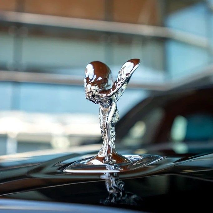 Подержанный Rolls-Royce Cullinan I Рестайлинг, 6.7 л, 2025 в Дубае от Q Motors Черный цвет. Японская | AUTO.AE