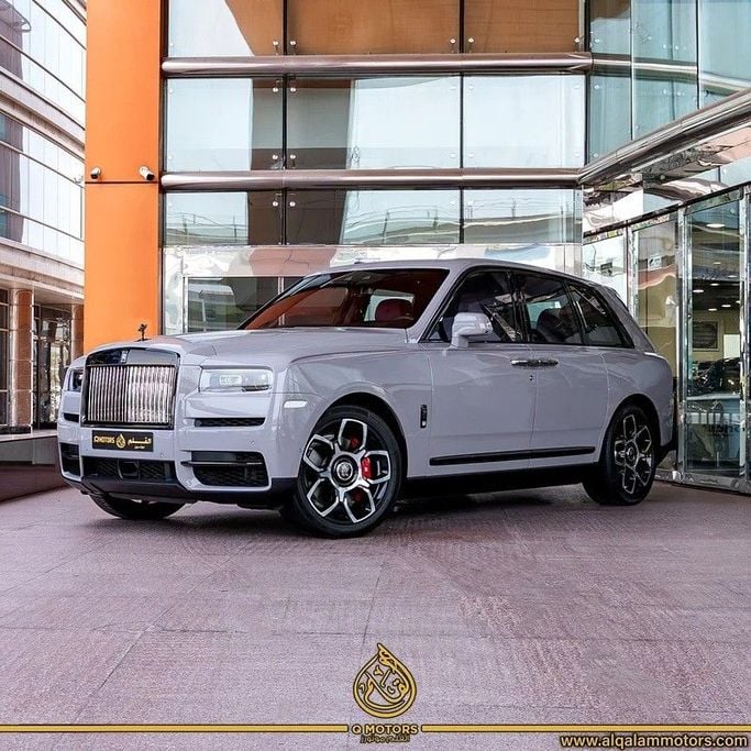 Новый Rolls-Royce Cullinan Black Badge I, 6.7 л, 2023 в Дубае от Q Motors Серый цвет. Европейская | AUTO.AE