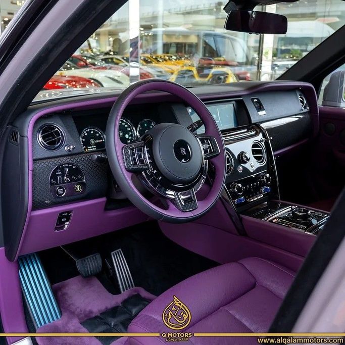 Новый Rolls-Royce Cullinan Black Badge I, 6.7 л, 2023 в Дубае от Q Motors Серый цвет. Европейская | AUTO.AE