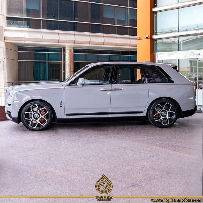 Новый Rolls-Royce Cullinan Black Badge I, 6.7 л, 2023 в Дубае от Q Motors Серый цвет. Европейская | AUTO.AE
