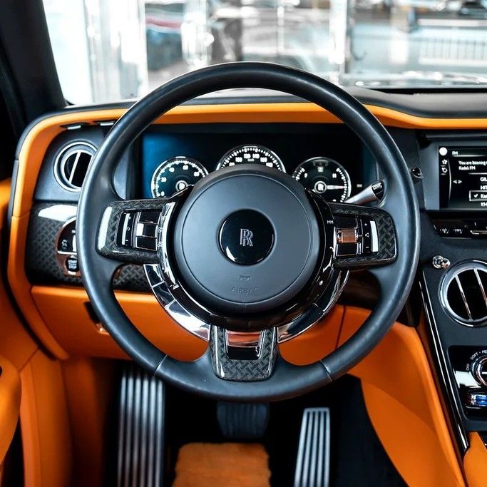 Подержанный Rolls-Royce Cullinan Black Badge I, 6.7 л, 2021 в Дубае от Q Motors Черный цвет. Европейская | AUTO.AE