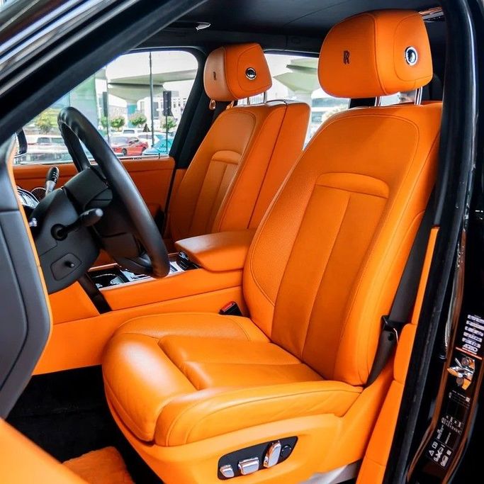 Подержанный Rolls-Royce Cullinan Black Badge I, 6.7 л, 2021 в Дубае от Q Motors Черный цвет. Европейская | AUTO.AE