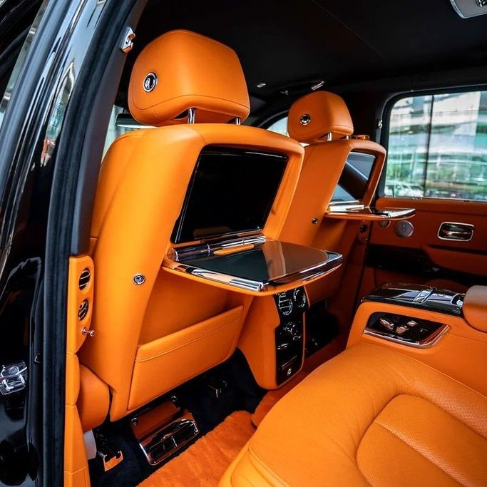 Подержанный Rolls-Royce Cullinan Black Badge I, 6.7 л, 2021 в Дубае от Q Motors Черный цвет. Европейская | AUTO.AE