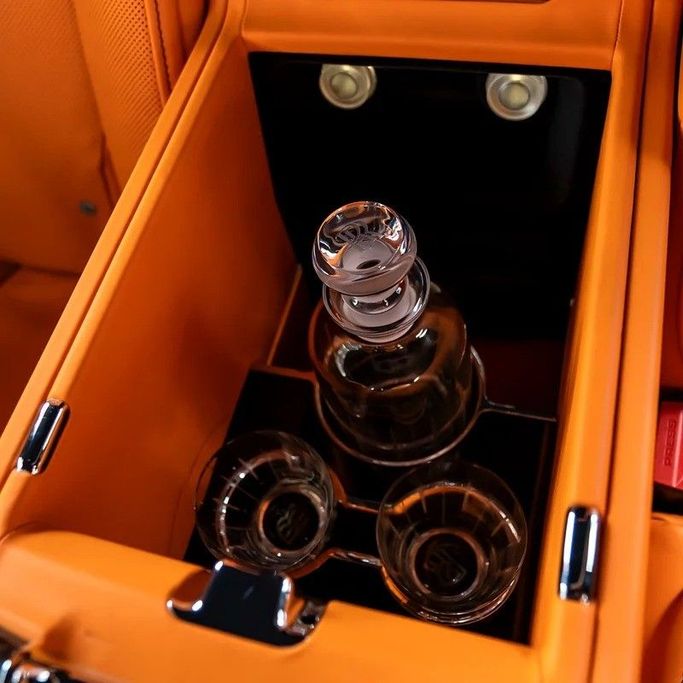 Подержанный Rolls-Royce Cullinan Black Badge I, 6.7 л, 2021 в Дубае от Q Motors Черный цвет. Европейская | AUTO.AE