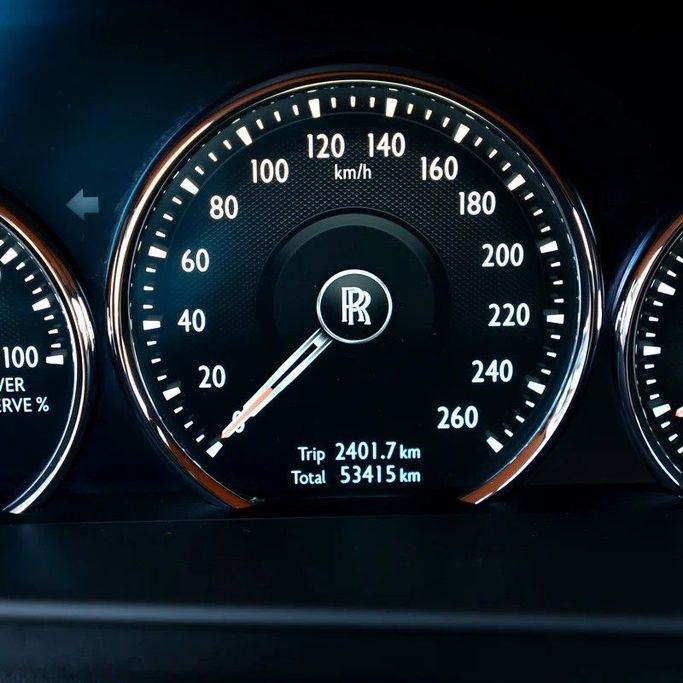 Подержанный Rolls-Royce Cullinan Black Badge I, 6.7 л, 2021 в Дубае от Q Motors Черный цвет. Европейская | AUTO.AE