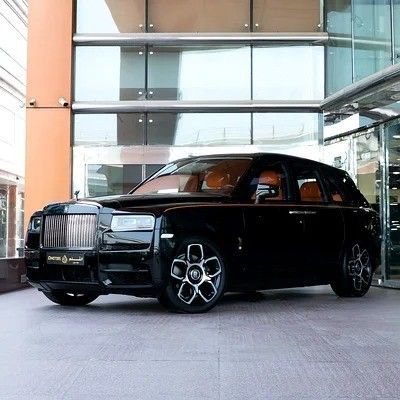 Подержанный Rolls-Royce Cullinan Black Badge I, 6.7 л, 2021 в Дубае от Q Motors Черный цвет. Европейская | AUTO.AE