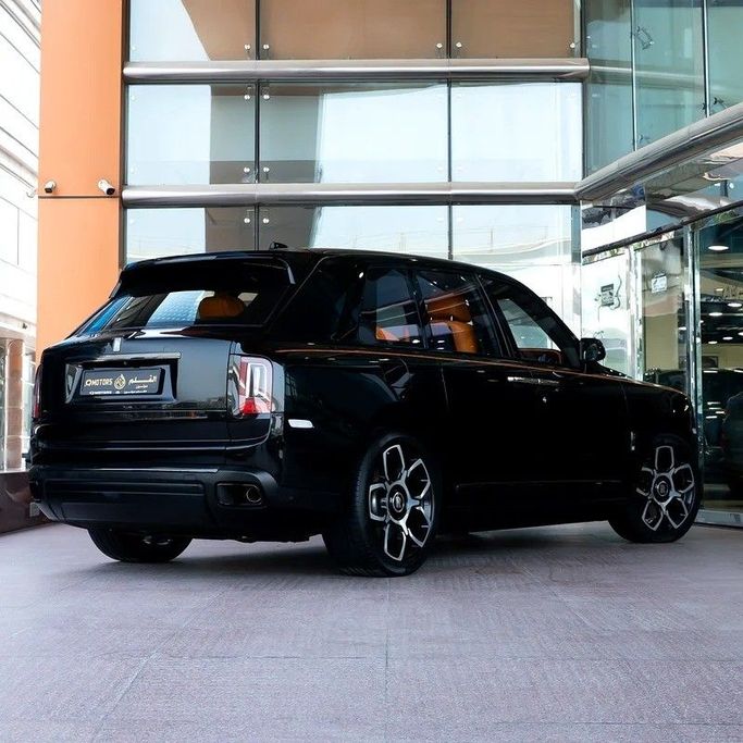 Подержанный Rolls-Royce Cullinan Black Badge I, 6.7 л, 2021 в Дубае от Q Motors Черный цвет. Европейская | AUTO.AE