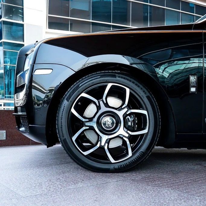 Подержанный Rolls-Royce Cullinan Black Badge I, 6.7 л, 2021 в Дубае от Q Motors Черный цвет. Европейская | AUTO.AE