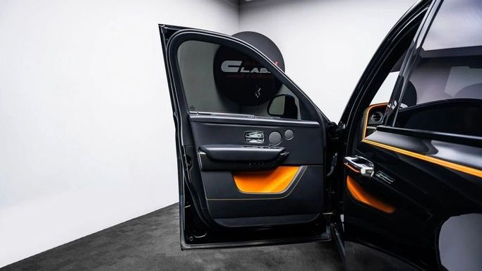 Подержанный Rolls-Royce Cullinan Black Badge I, 6.7 л, 2024 в Дубае от Al Ain Class Motors Черный цвет. GCC | AUTO.AE