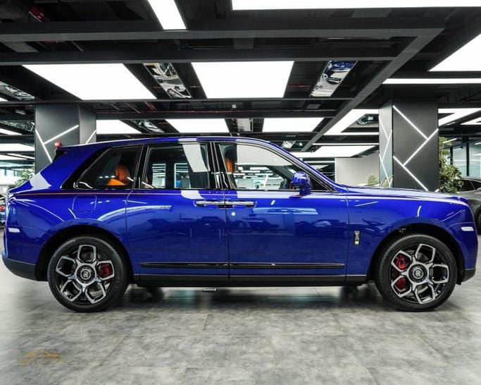 Новый Rolls-Royce Cullinan Black Badge I, 6.7 л, 2023 в Дубае от Pearl Motors Синий цвет. GCC | AUTO.AE