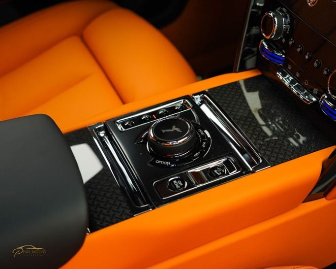Новый Rolls-Royce Cullinan Black Badge I, 6.7 л, 2023 в Дубае от Pearl Motors Синий цвет. GCC | AUTO.AE
