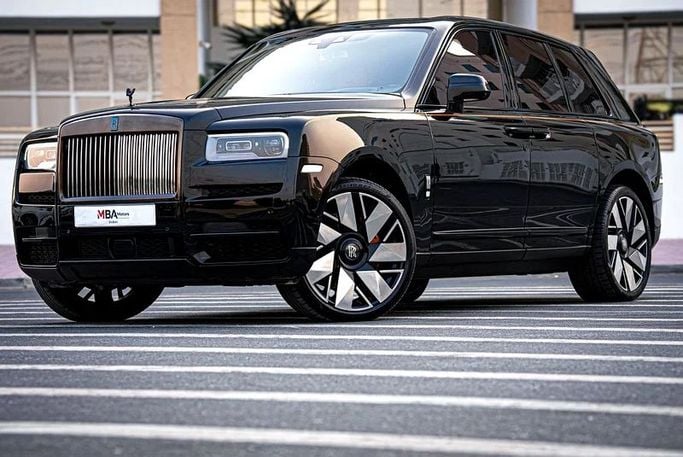 Подержанный Rolls-Royce Cullinan Black Badge I, 6.7 л, 2022 в Дубае от MBA Motors Черный цвет. GCC | AUTO.AE