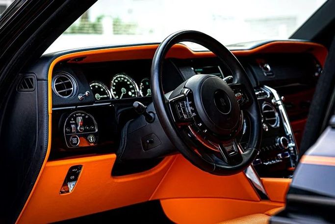 Подержанный Rolls-Royce Cullinan Black Badge I, 6.7 л, 2022 в Дубае от MBA Motors Черный цвет. GCC | AUTO.AE