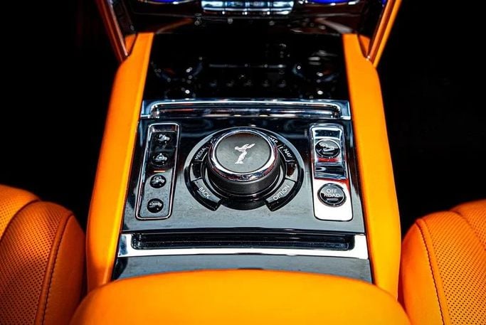Подержанный Rolls-Royce Cullinan Black Badge I, 6.7 л, 2022 в Дубае от MBA Motors Черный цвет. GCC | AUTO.AE