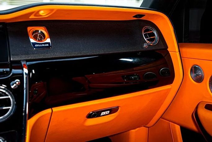 Подержанный Rolls-Royce Cullinan Black Badge I, 6.7 л, 2022 в Дубае от MBA Motors Черный цвет. GCC | AUTO.AE