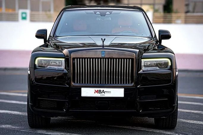 Подержанный Rolls-Royce Cullinan Black Badge I, 6.7 л, 2022 в Дубае от MBA Motors Черный цвет. GCC | AUTO.AE