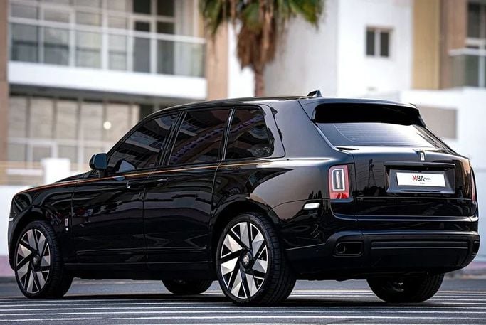 Подержанный Rolls-Royce Cullinan Black Badge I, 6.7 л, 2022 в Дубае от MBA Motors Черный цвет. GCC | AUTO.AE