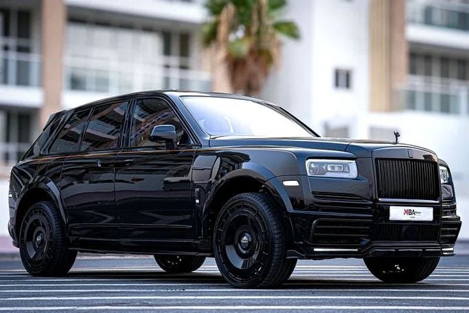 Подержанный Rolls-Royce Cullinan Black Badge I, 6.7 л, 2020 в Дубае от MBA Motors Черный цвет. GCC | AUTO.AE