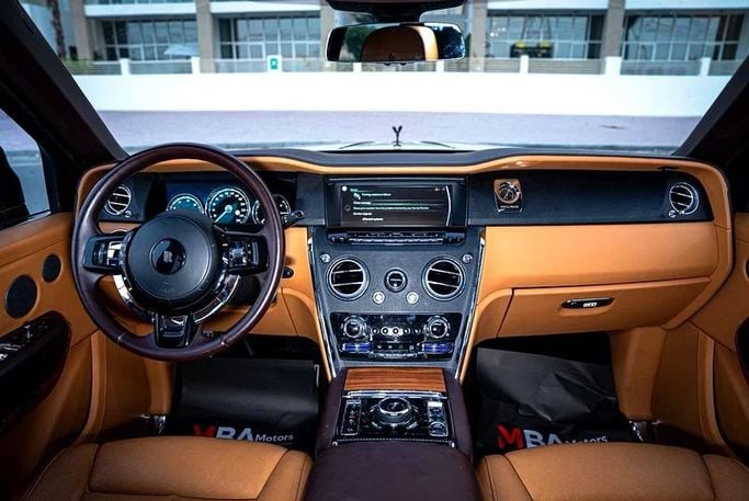 Подержанный Rolls-Royce Cullinan Black Badge I, 6.7 л, 2020 в Дубае от MBA Motors Черный цвет. GCC | AUTO.AE