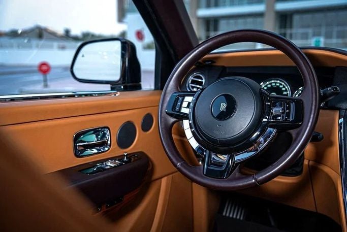 Подержанный Rolls-Royce Cullinan Black Badge I, 6.7 л, 2020 в Дубае от MBA Motors Черный цвет. GCC | AUTO.AE