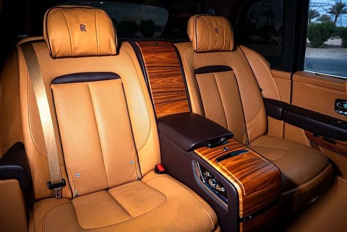 Подержанный Rolls-Royce Cullinan Black Badge I, 6.7 л, 2020 в Дубае от MBA Motors Черный цвет. GCC | AUTO.AE