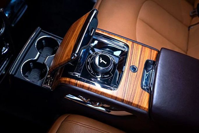 Подержанный Rolls-Royce Cullinan Black Badge I, 6.7 л, 2020 в Дубае от MBA Motors Черный цвет. GCC | AUTO.AE