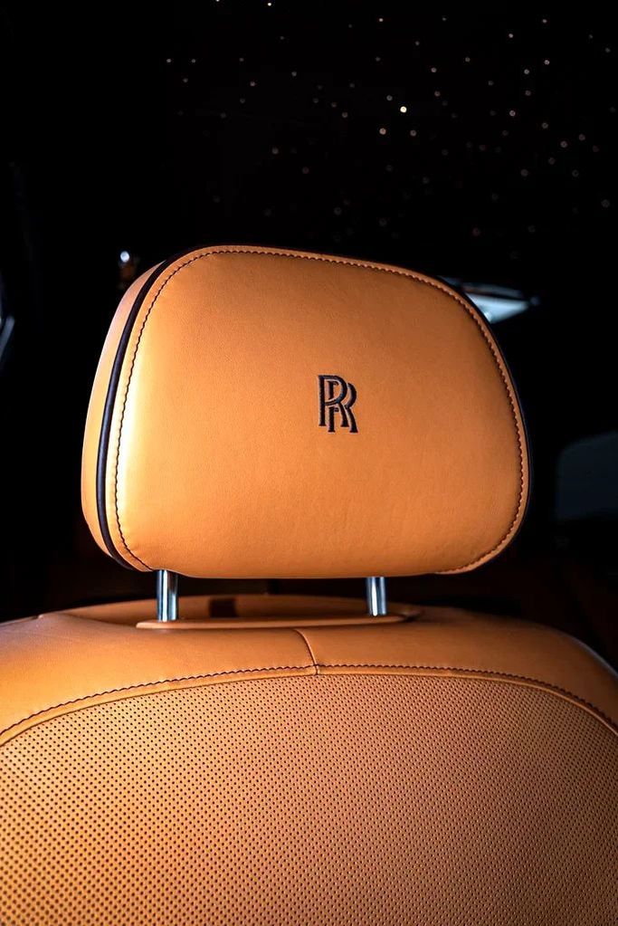 Подержанный Rolls-Royce Cullinan Black Badge I, 6.7 л, 2020 в Дубае от MBA Motors Черный цвет. GCC | AUTO.AE