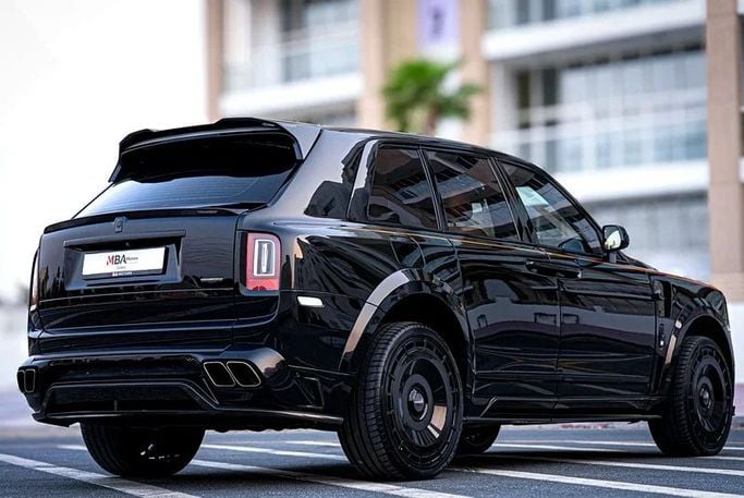 Подержанный Rolls-Royce Cullinan Black Badge I, 6.7 л, 2020 в Дубае от MBA Motors Черный цвет. GCC | AUTO.AE