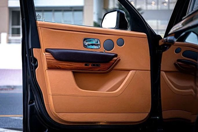 Подержанный Rolls-Royce Cullinan Black Badge I, 6.7 л, 2020 в Дубае от MBA Motors Черный цвет. GCC | AUTO.AE