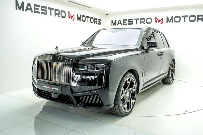 Подержанный Rolls-Royce Cullinan Black Badge I Рестайлинг, 6.7 л, 2025 в Дубае от Maestro Motors Черный цвет. Европейская | AUTO.AE