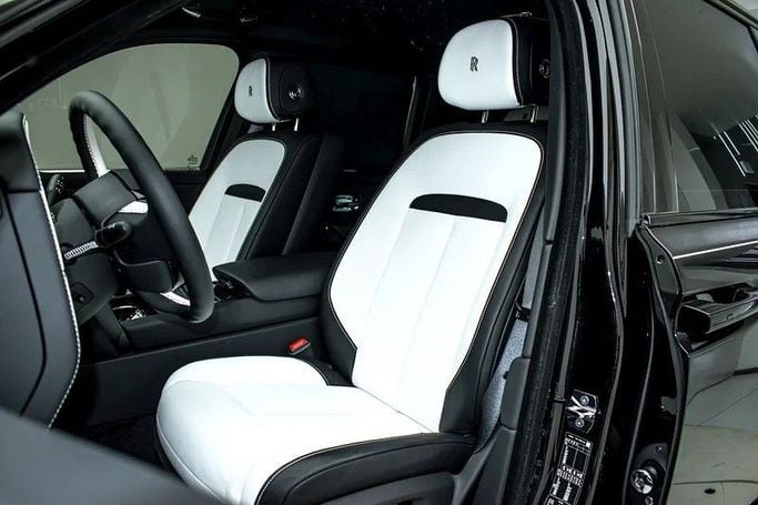Подержанный Rolls-Royce Cullinan Black Badge I Рестайлинг, 6.7 л, 2025 в Дубае от Maestro Motors Черный цвет. Европейская | AUTO.AE