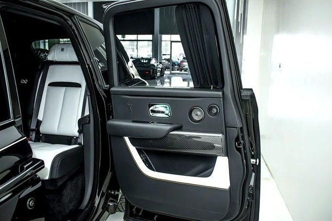 Подержанный Rolls-Royce Cullinan Black Badge I Рестайлинг, 6.7 л, 2025 в Дубае от Maestro Motors Черный цвет. Европейская | AUTO.AE