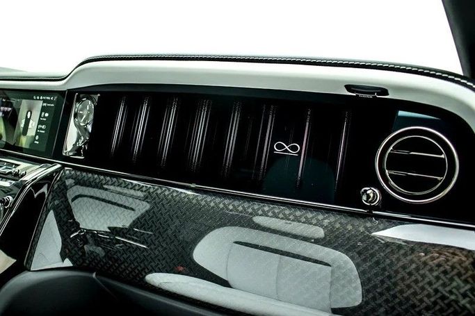 Подержанный Rolls-Royce Cullinan Black Badge I Рестайлинг, 6.7 л, 2025 в Дубае от Maestro Motors Черный цвет. Европейская | AUTO.AE