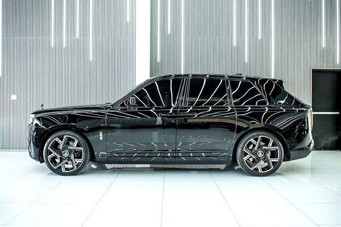 Подержанный Rolls-Royce Cullinan Black Badge I Рестайлинг, 6.7 л, 2025 в Дубае от Maestro Motors Черный цвет. Европейская | AUTO.AE