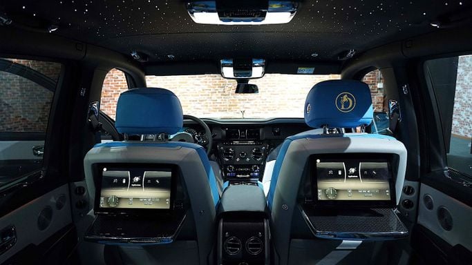 Новый Rolls-Royce Cullinan Black Badge I, 6.7 л, 2022 в Дубае от Dourado Luxury Car Черный цвет. Европейская | AUTO.AE