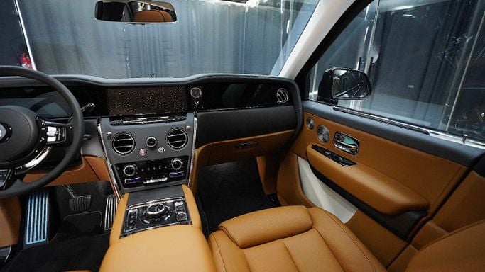 New Rolls-Royce Cullinan I Facelift, 6.7 l, 2025 in Dubai by Dourado Luxury Car, Black color. European Specs | AUTO.AE