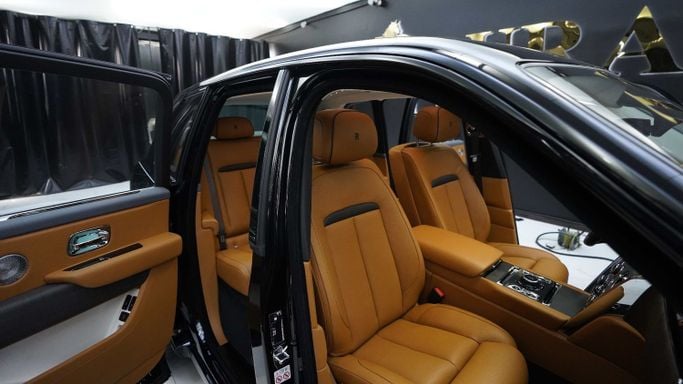 New Rolls-Royce Cullinan I Facelift, 6.7 l, 2025 in Dubai by Dourado Luxury Car, Black color. European Specs | AUTO.AE