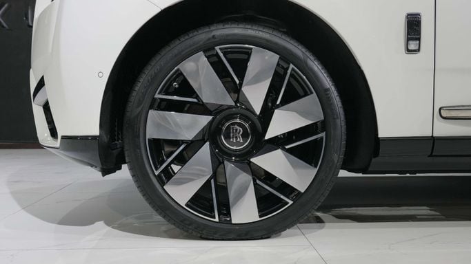 New Rolls-Royce Cullinan I Facelift, 6.7 l, 2025 in Dubai by Dourado Luxury Car, White color. European Specs | AUTO.AE