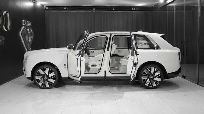 New Rolls-Royce Cullinan I Facelift, 6.7 l, 2025 in Dubai by Dourado Luxury Car, White color. European Specs | AUTO.AE
