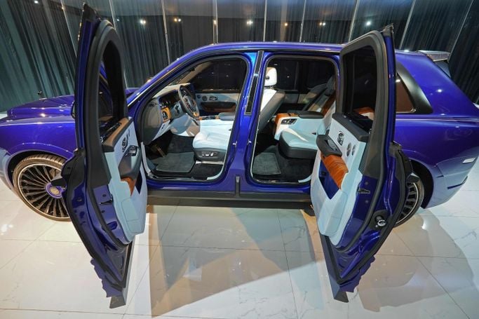 Used Rolls-Royce Cullinan I, 6.7 l, 2019 in Dubai by Dourado Luxury Car, Blue color. GCC Specs | AUTO.AE