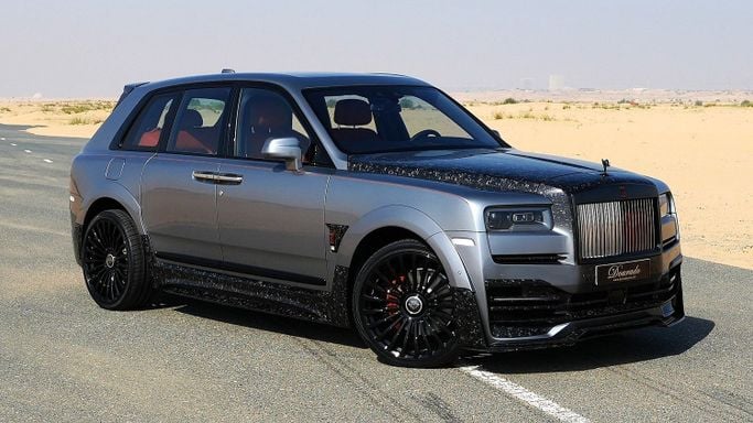 Новый Rolls-Royce Cullinan Black Badge I, 6.7 л, 2023 в Дубае от Dourado Luxury Car Серебристый цвет. Европейская | AUTO.AE