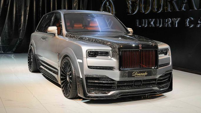 Новый Rolls-Royce Cullinan Black Badge I, 6.7 л, 2023 в Дубае от Dourado Luxury Car Серебристый цвет. Европейская | AUTO.AE