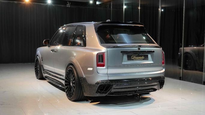 Новый Rolls-Royce Cullinan Black Badge I, 6.7 л, 2023 в Дубае от Dourado Luxury Car Серебристый цвет. Европейская | AUTO.AE