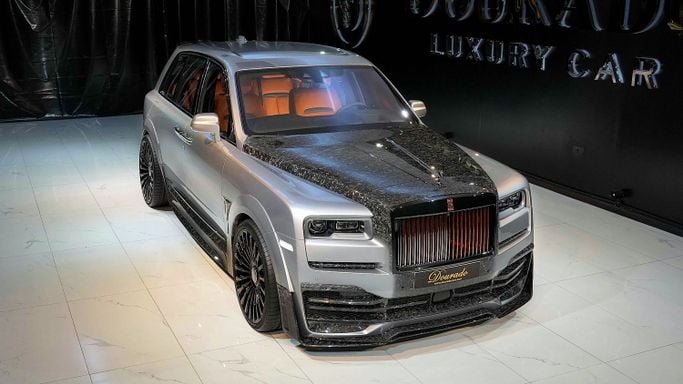 Новый Rolls-Royce Cullinan Black Badge I, 6.7 л, 2023 в Дубае от Dourado Luxury Car Серебристый цвет. Европейская | AUTO.AE
