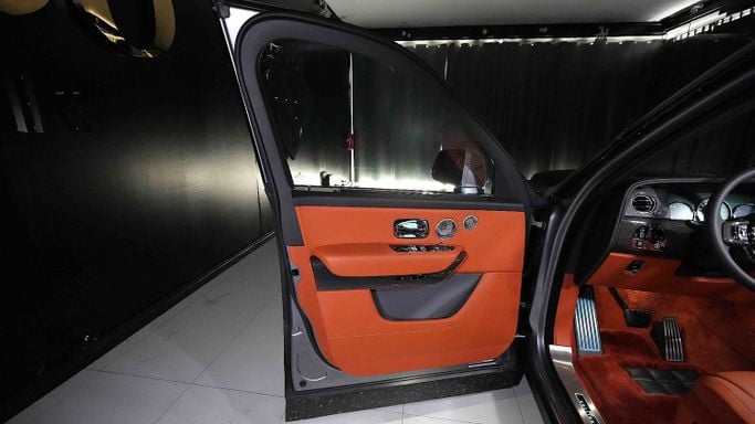 Новый Rolls-Royce Cullinan Black Badge I, 6.7 л, 2023 в Дубае от Dourado Luxury Car Серебристый цвет. Европейская | AUTO.AE
